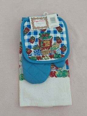 3-piece Set-Matching Kitchen Towel, Mitt, and Pot Holder NWT